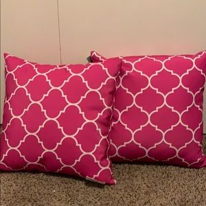 (2) 18 x 18” pillows